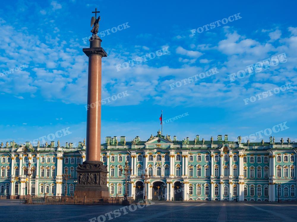 На фотографии изображена знаменитая Дворцовая площадь в Санкт-Петербурге с видом на Зимний дворец и Александровскую колонну на переднем плане. Это историческое место является важной культурной достопримечательностью и часто используется в туристических брошюрах, исторических книгах, образовательных материалах.